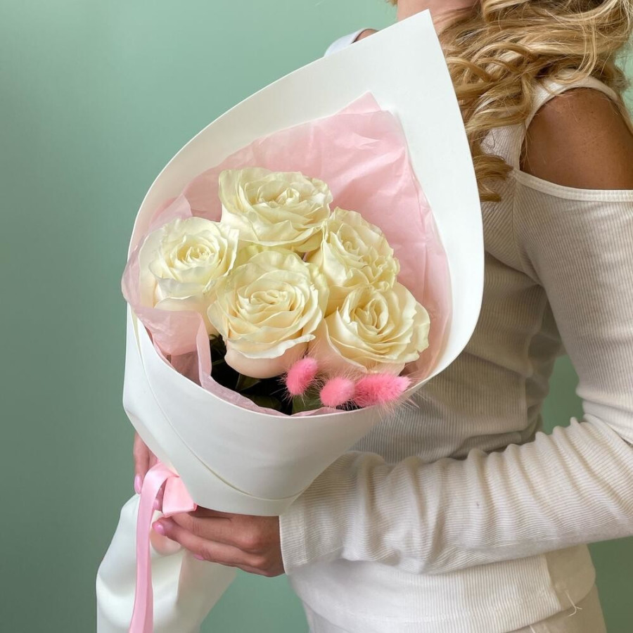 Букет из 5 белых роз с лентой, 40 см, Эквадор